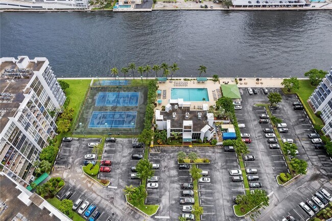 Building Photo - 1000 Parkview Dr