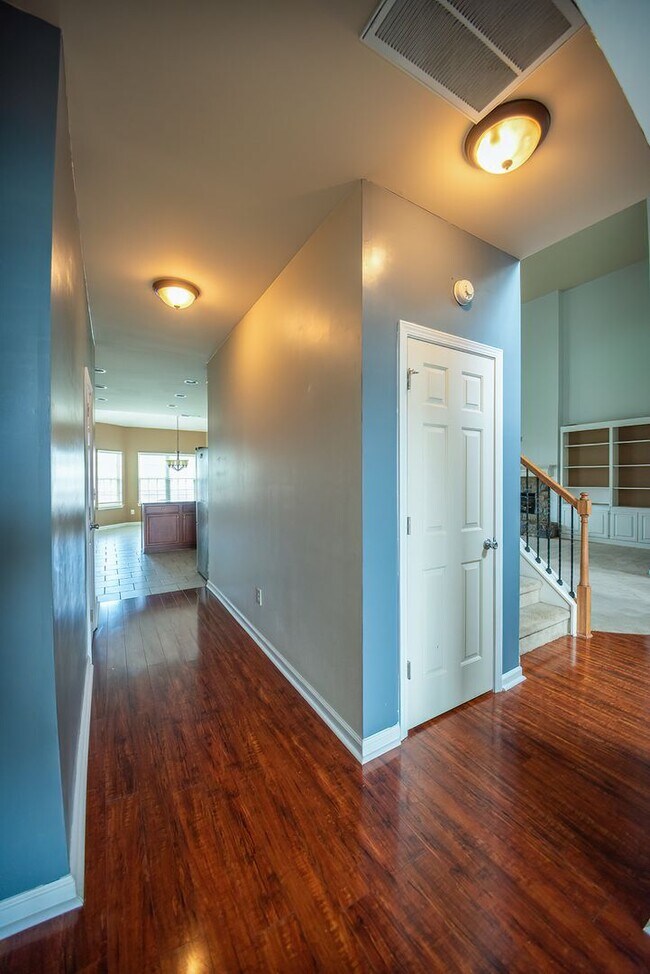 Building Photo - Beautiful home available today!