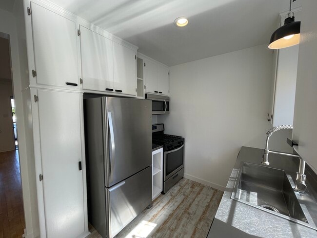 Building Photo - 11672 Oxnard St