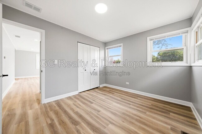 Building Photo - 2804 School Dr