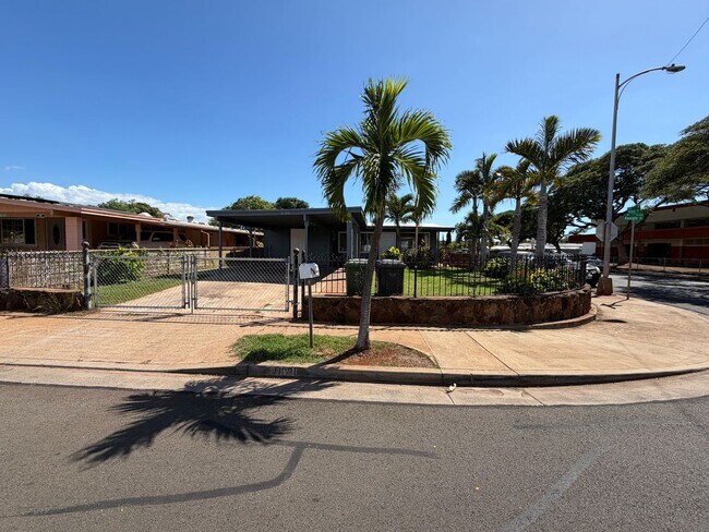 Primary Photo - 3br/1ba/2pkg House with enclosed yard in E...