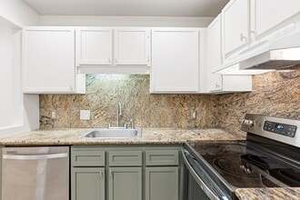 Building Photo - Desirable Lake Oswego Condo 1Bed/1Bath - Mt Park