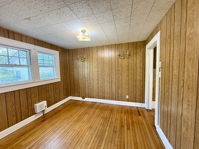 Building Photo - 313 W Allen St