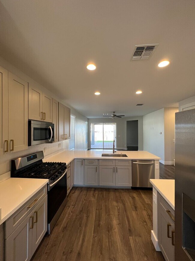Building Photo - 3 Bedroom + Office in Highlands Ranch, Chi...
