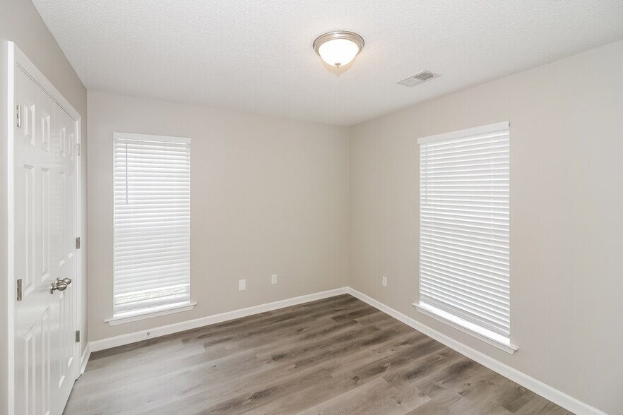 Building Photo - 6465 White Hawk Ln