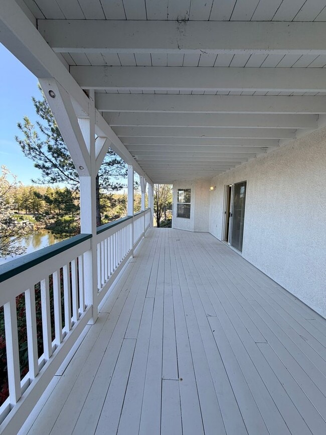 Building Photo - Beautiful Lakefront Home in the Vineyard! 55+ community