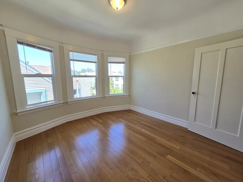 Building Photo - 1042 Irving St