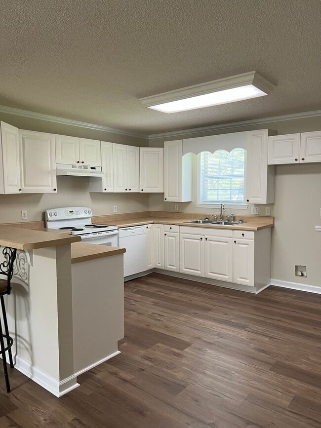 Building Photo - 3 Bedroom, 2 Bath Home