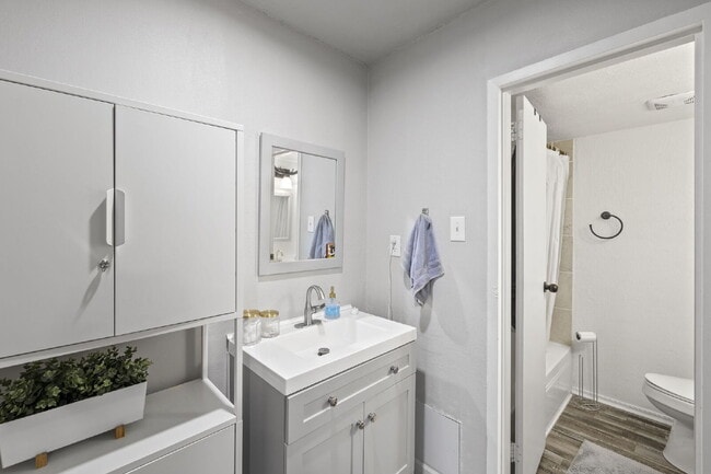 Building Photo - Live Above It All at the Satellite Condo 1 bed 1 bath!