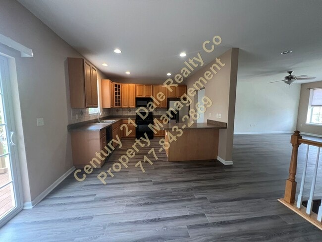 Building Photo - Beautiful 3 BR, 2.5 Bath home in Woodcrest Hills Condo located in Central York School District