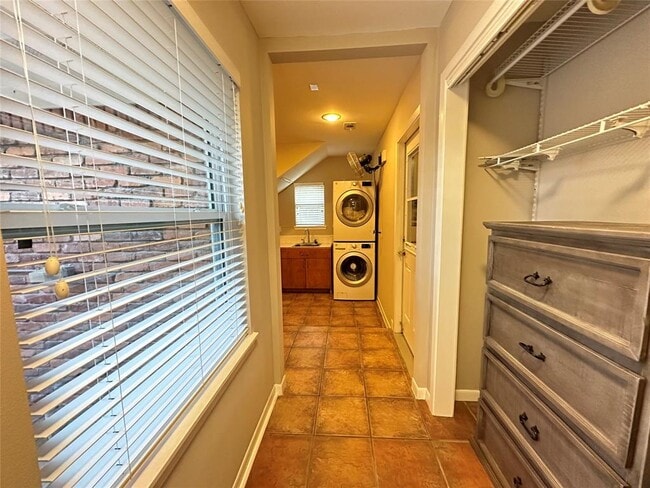 Building Photo - 4005 Nenana Dr