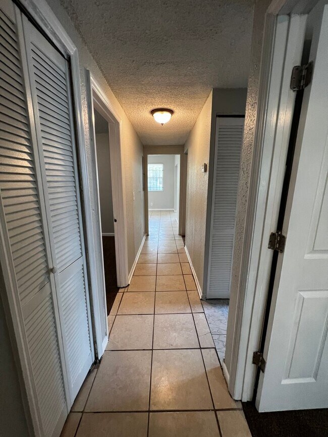 Building Photo - Spacious, updated 3/1 with bonus room and large utility room
