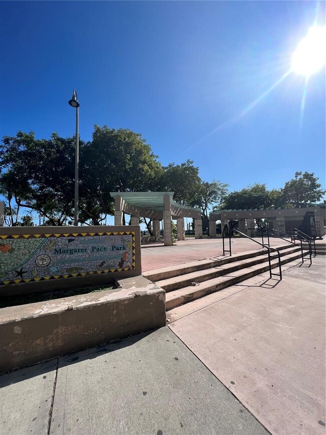 Building Photo - 1900 N Bayshore Dr