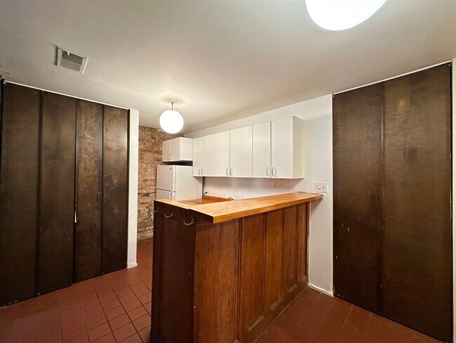 Building Photo - 605 W Surf St