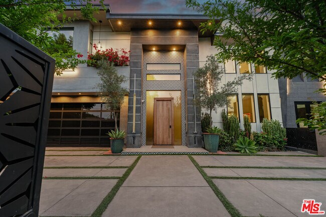 Building Photo - 5415 Amestoy Ave