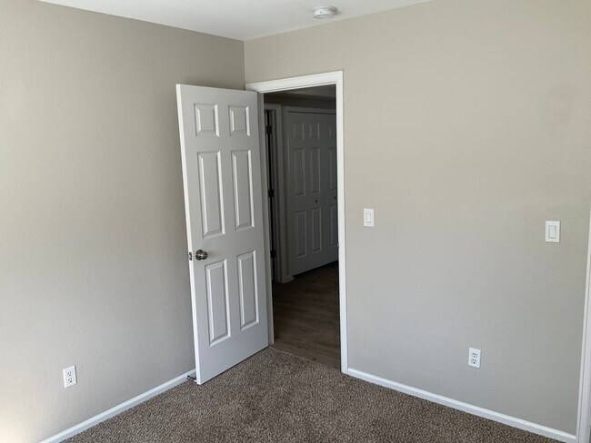 Building Photo - 2850 Leoti Dr