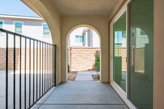 Building Photo - Turnkey Furnished 4BR Home in Palm Desert ...