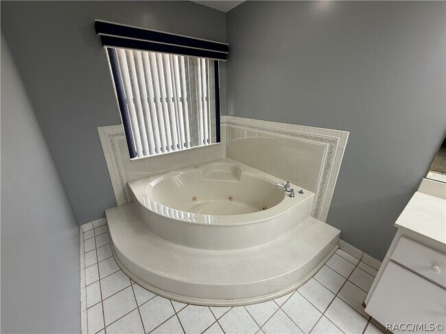 Building Photo - 2235 W Springlake Dr