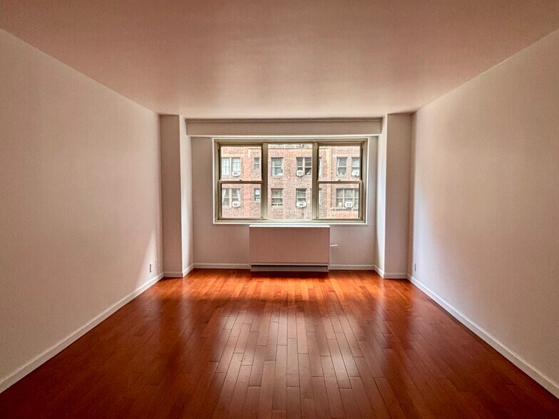 Building Photo - 400 E 54th St