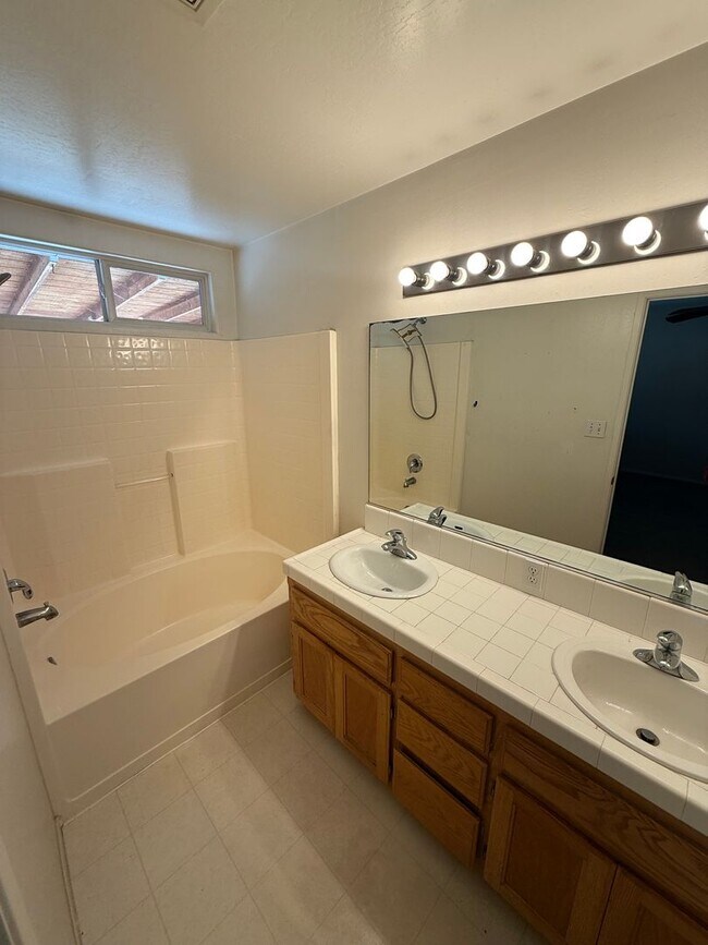 Building Photo - Charming 4-Bedroom Home in Emerald Estates