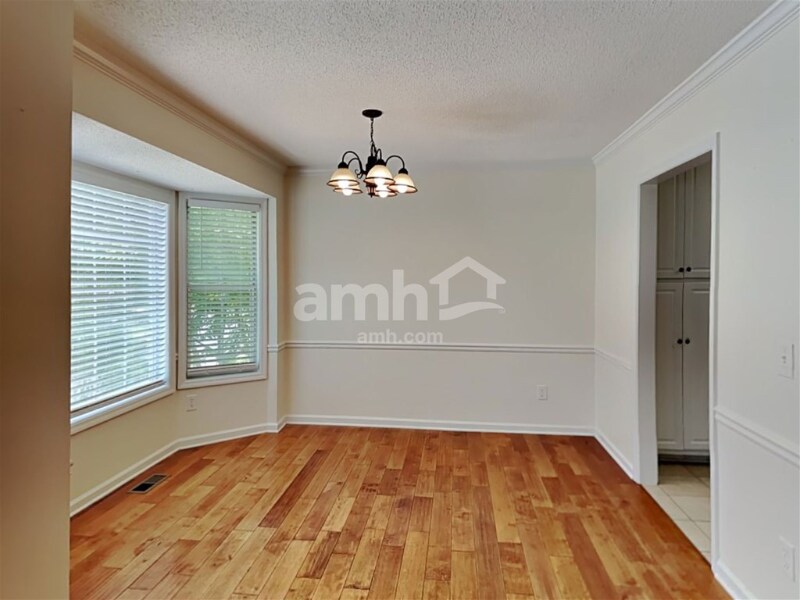 Building Photo - 502 Silver Maple Ln