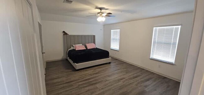 Building Photo - 223 Sweetwater Crk Ln