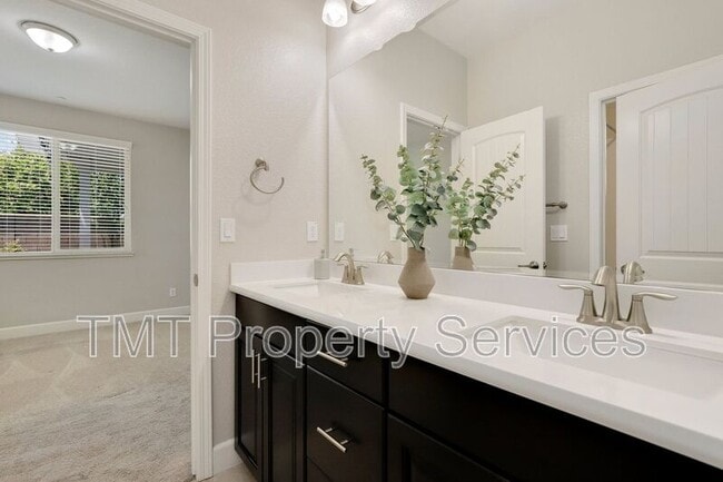 Building Photo - 1141 Vista Verde Dr