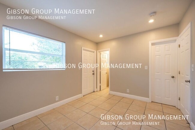 Building Photo - 1808 SW 11th Ct