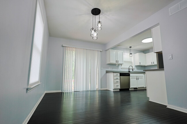 Building Photo - 8872 Lagoon Dr