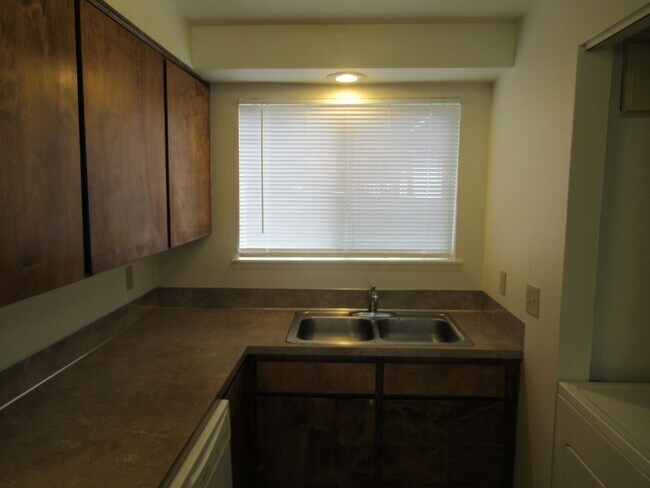 Building Photo - Two Bedroom Townhouse in Quiet Neighborhood