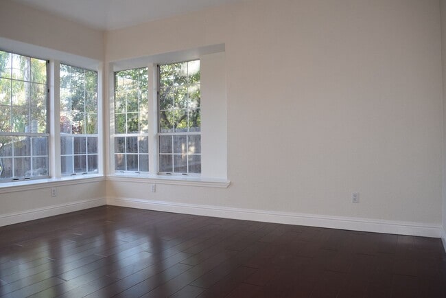 Building Photo - 303 Ironwood Cir