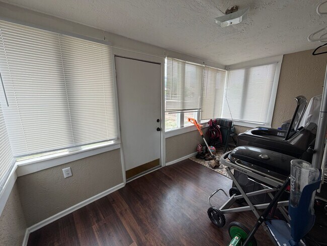 Building Photo - 3bed/1bath Home Available Just Steps Away From Norman's Campus Corner!!
