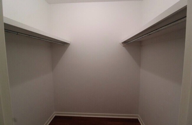Building Photo - 266 N Villas Ct