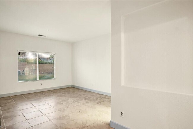 Building Photo - 3664 Vista Verde