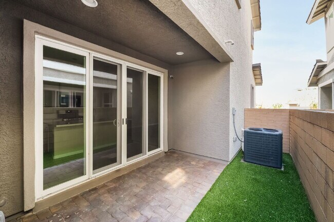 Building Photo - 3 Bedroom Townhome for Rent in Cadence Henderson | Solar Home | Master-Planned Community Near Las...