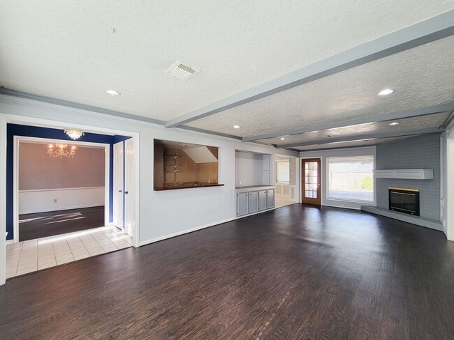 Building Photo - Amazing Cottage Charm Designer Home with Lush Landscaping, Sprinkler System, New Insulated Window...