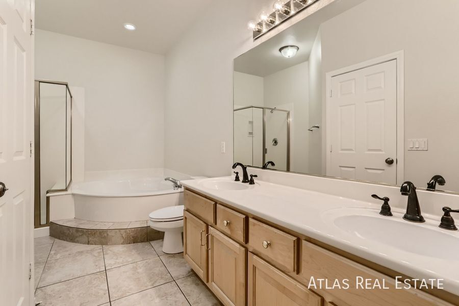 Building Photo - 10884 Royal Highlands St