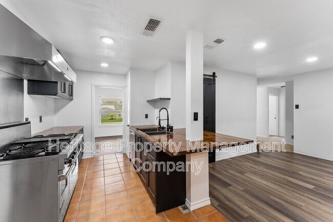 Building Photo - 3614 Versailles Dr
