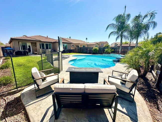 Building Photo - North Clovis 3/3 with Bonus Room and Pool