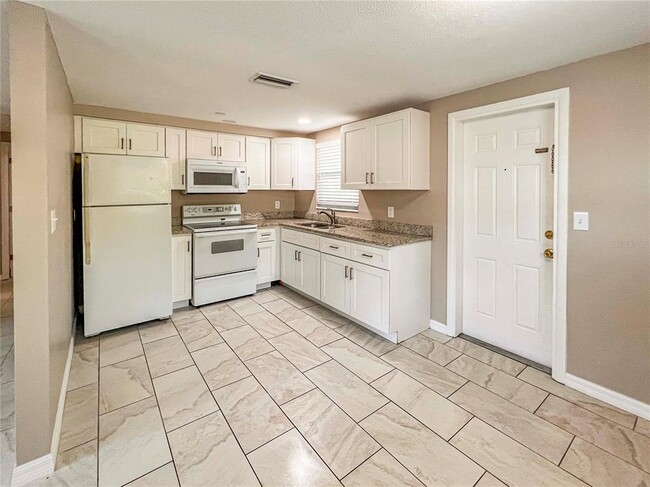 Building Photo - 5850 Colonial Dr