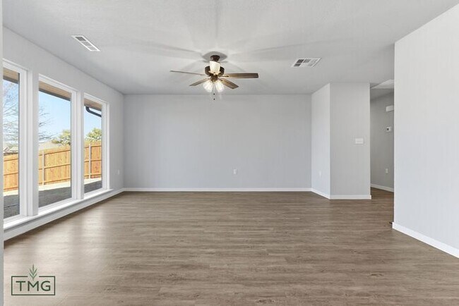 Building Photo - Lawn Care Included! Fully Updated 2 Bed / 2 Bath Duplex – Prime Broken Arrow Location!