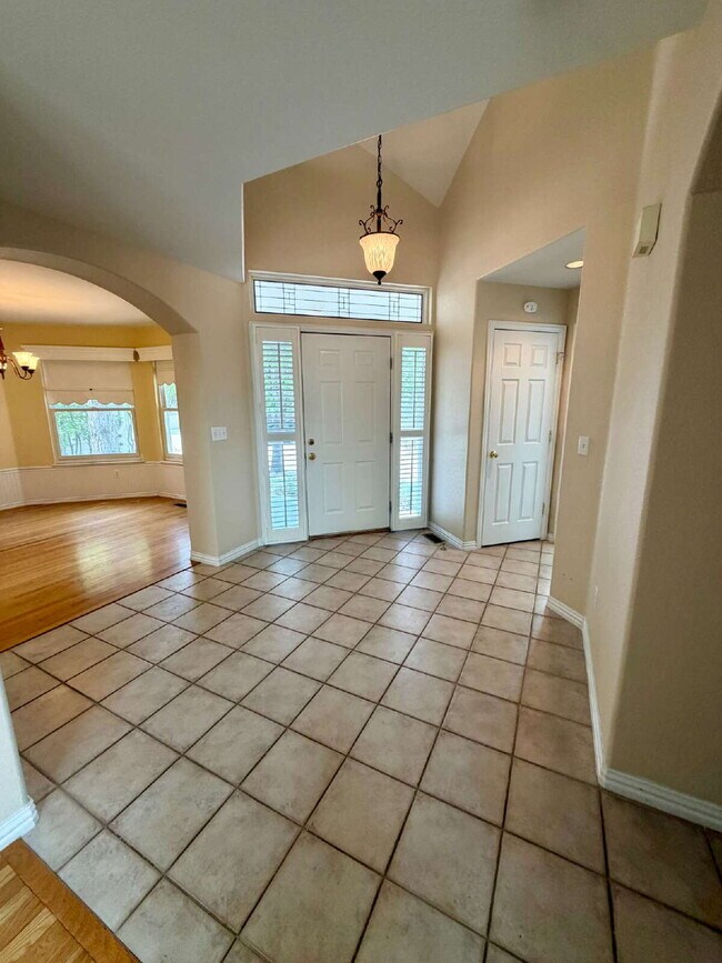 Building Photo - Don’t Miss out on this 4-bedroom 3 bath home in the gated Lighthouse Villas Community.
