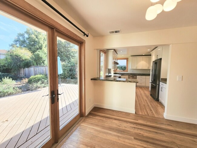 Building Photo - Two bedroom house in Redwood City