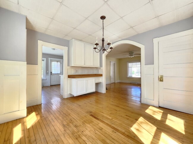 Building Photo - 387 College Ave