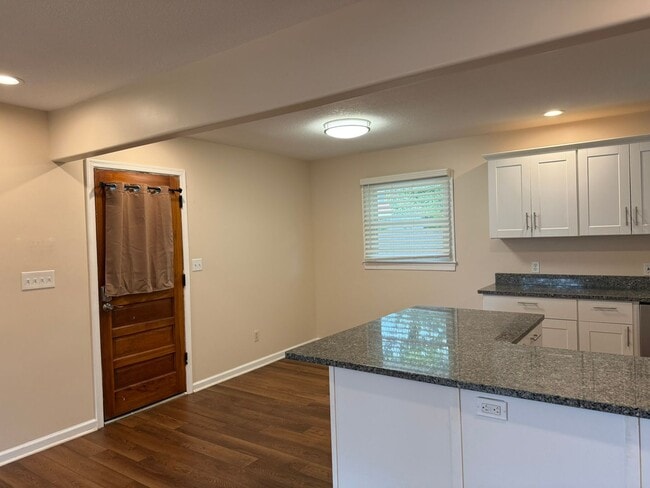 Building Photo - 3 Bedrooms, 1.5 Baths, Ranch in North Roan...