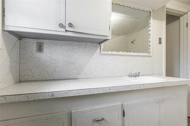 Building Photo - 5311 Pine Ave