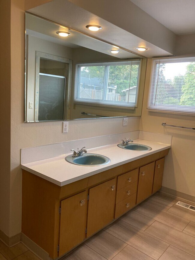 Building Photo - Mid-Century Four Bedroom in Candalaria, La...