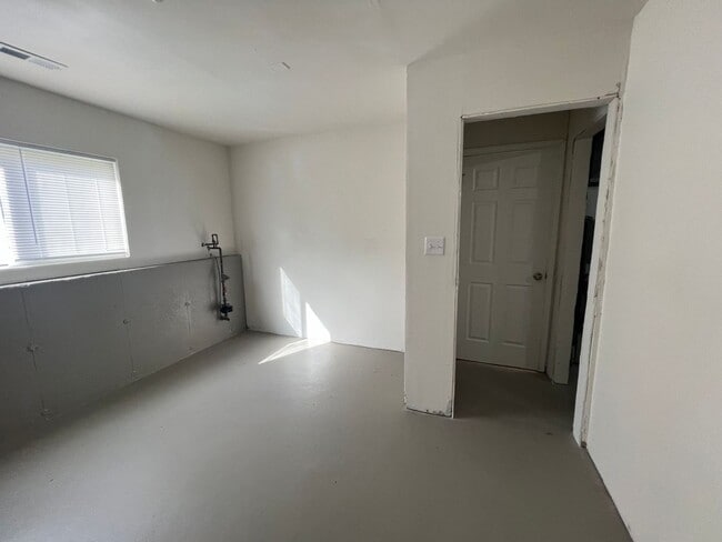 Building Photo - Large 4 Bedroom Home at I-44 and HWY 100