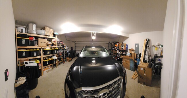 Building Photo - Like New Single Family Home minutes from B...