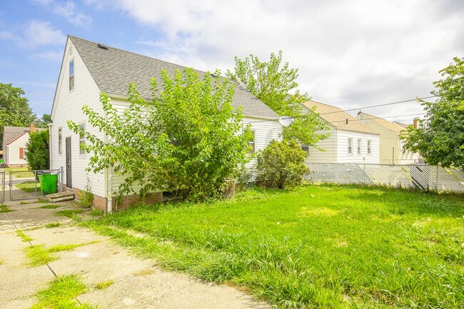 Building Photo - 3 BED 1.5 BATH BEAUTIFUL SINGLE FAMILY HOM...